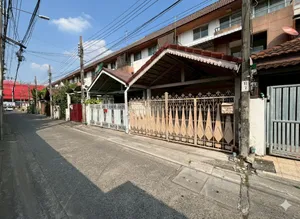 ให้เช่าทาวน์โฮม 3 ชั้น สนามบินน้ำ (ตรงข้ามแม็คโครสนามบินน้ำ) ซอยนนทบุรี 32  ต.ท่าทราย อ.เมืองนนบุรี ห่างปากซอย 70 เมตร
