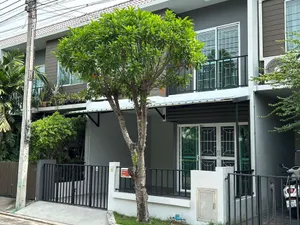 ทาวน์โฮม 2 ชั้น เดอะคัลเลอร์ส เฟส 3 วงแหวน-รามอินทรา รีโนเวทใหม่ สวยมาก พร้อมอยู่ หน้าบ้านติดสวนส่วนกลาง
