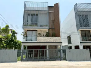 บ้านสุดหรู สไตล์ Modern Luxury หลังมุม พร้อมลิฟต์ส่วนตัว ใกล้สนามบินสุวรรณภูมิ